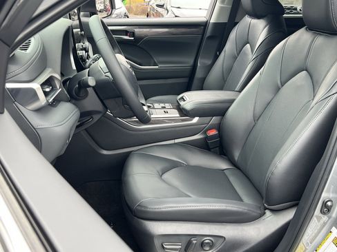 New 2026 Toyota Highlander Limited image 8