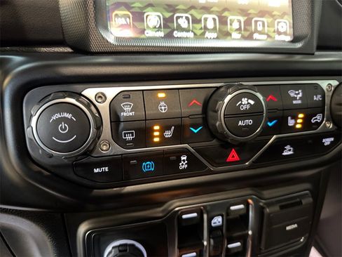 Used 2022 Jeep Wrangler Unlimited Sahara w/ Cold Weather Group image 30