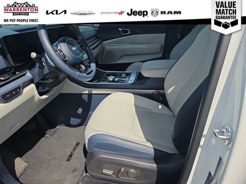 Used 2025 Kia Carnival EX FWD image 8