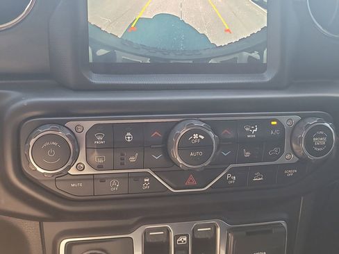 Used 2022 Jeep Wrangler Unlimited Sahara image 24