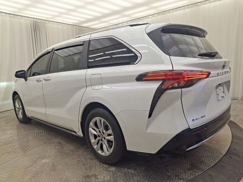 Certified 2025 Toyota Sienna Limited image 22