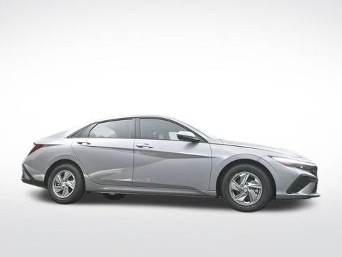 Used 2025 Hyundai Elantra SE FWD image 36