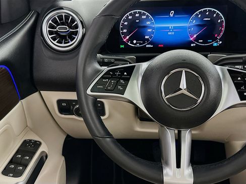 Used 2024 Mercedes-Benz GLB 250 4MATIC w/ Exclusive Package image 15