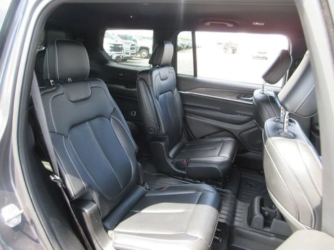 Used 2025 Jeep Grand Cherokee L Limited w/ Black Appearance Package AWD/4WD image 24