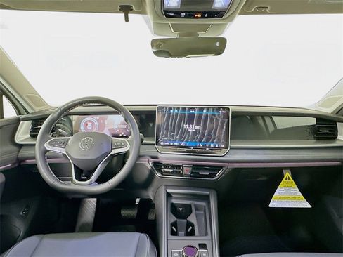 Used 2025 Volkswagen Tiguan SE image 3