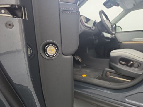 Used 2025 Rivian R1S Premium AWD/4WD image 32