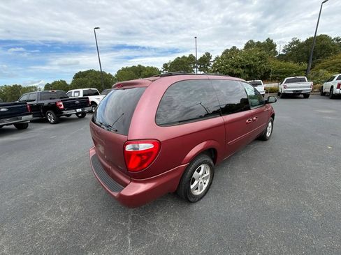 Used 2007 Dodge Grand Caravan SXT w/ Leather Interior Group FWD image 14