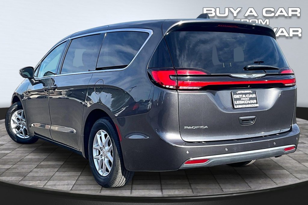 Used 2023 Chrysler Pacifica Touring-L FWD image 2