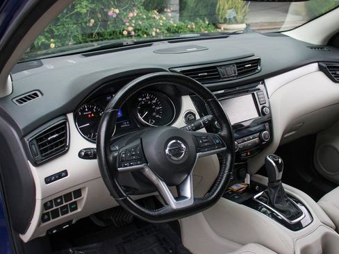 Used 2020 Nissan Rogue Sport SL w/ Premium Package image 17