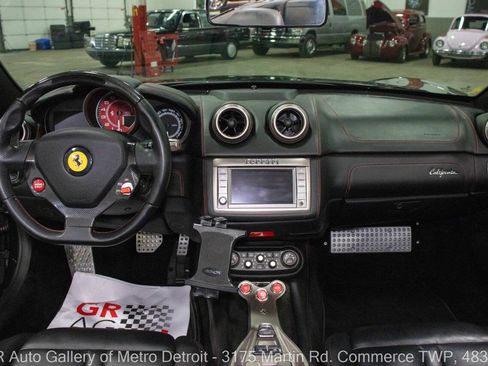 Used 2010 Ferrari California RWD image 17