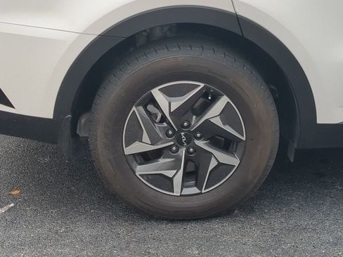 Used 2023 Kia Sorento EX image 11