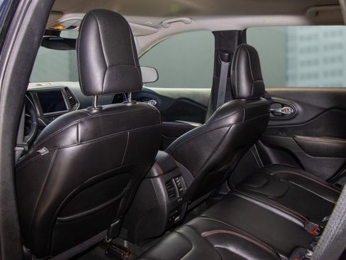 Used 2019 Jeep Cherokee Trailhawk image 18