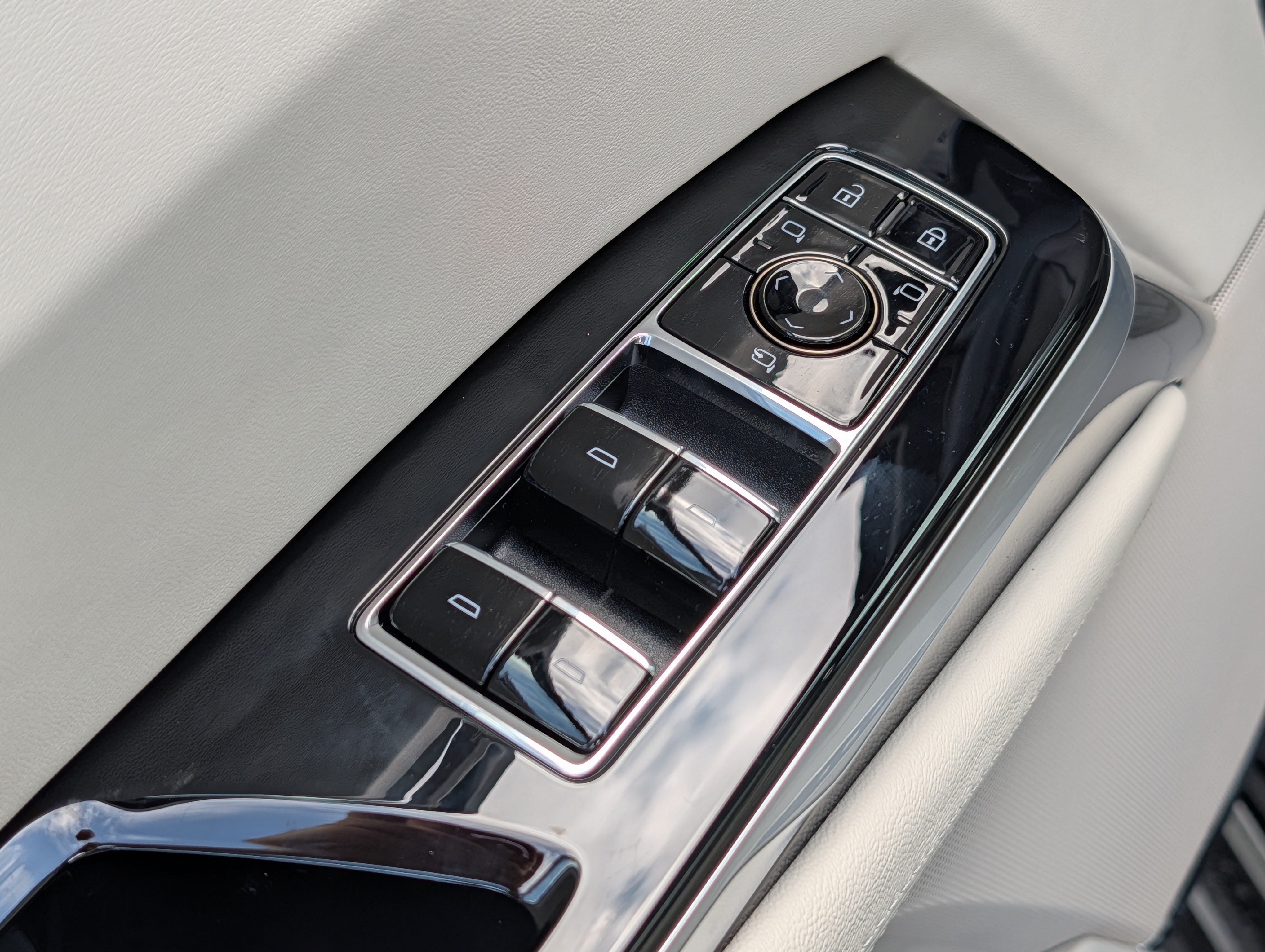 Used 2026 Cadillac Escalade ESV Platinum Luxury w/ LPO, Radiant Package AWD/4WD image 17