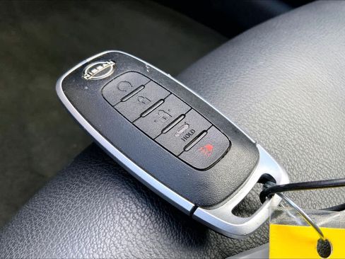 Used 2025 Nissan Sentra SR w/ SR Premium Package FWD image 15