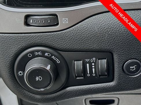 Used 2019 Jeep Cherokee Limited FWD image 11