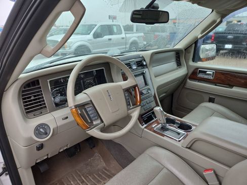 Used 2011 Lincoln Navigator 4WD image 9