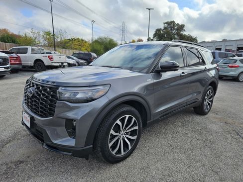 Certified 2025 Ford Explorer ST-Line image 8
