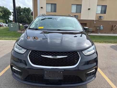 Used 2021 Chrysler Pacifica Touring-L FWD image 1
