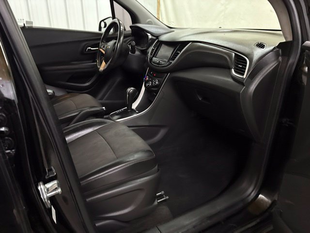 Used 2021 Chevrolet Trax LT w/ Midnight Edition FWD image 20