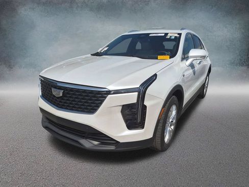 Certified 2024 Cadillac XT4 Luxury FWD image 2
