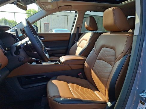 Used 2025 Nissan Pathfinder Platinum AWD/4WD image 13
