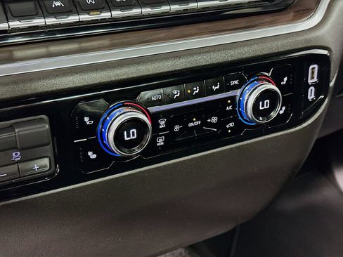 Used 2025 GMC Sierra 1500 SLT AWD/4WD image 16