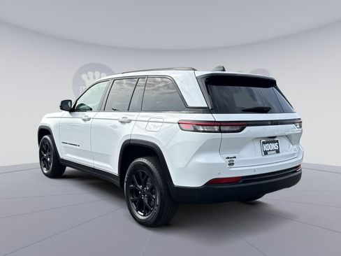 Used 2025 Jeep Grand Cherokee Altitude AWD/4WD image 4