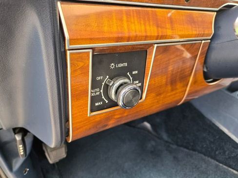 Used 1989 Lincoln Town Car Signature RWD image 18
