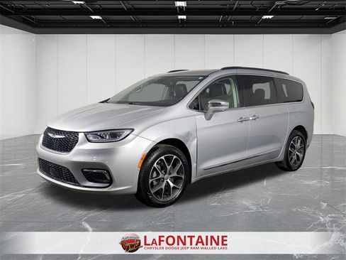 Certified 2022 Chrysler Pacifica Limited image 1