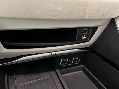Used 2022 Chrysler Pacifica Limited w/ Uconnect Theater Family Group FWD image 35