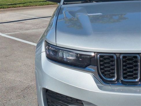 Used 2025 Jeep Grand Cherokee Laredo X image 10