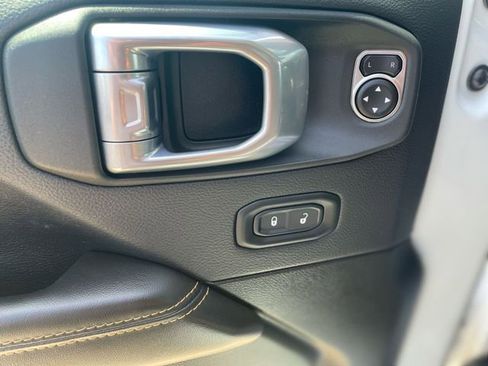 Used 2025 Jeep Wrangler Unlimited Sahara AWD/4WD image 15