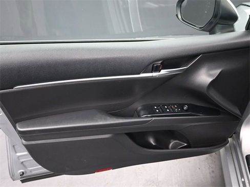 Used 2020 Toyota Camry LE image 11