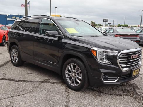 Used 2024 GMC Terrain SLT AWD/4WD image 3