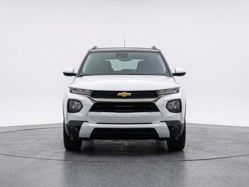 Used 2025 Chevrolet TrailBlazer LT AWD/4WD image 2