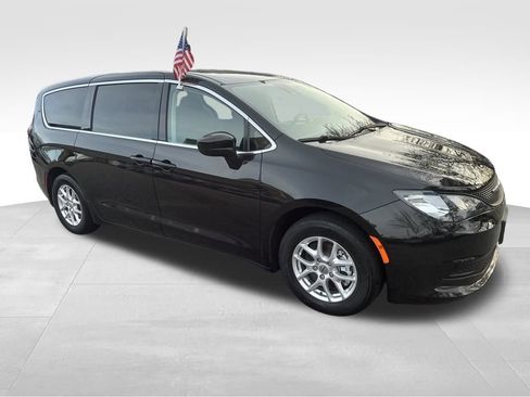 Used 2023 Chrysler Voyager LX image 27