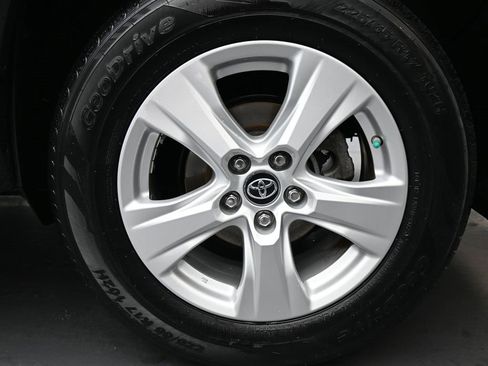 Used 2019 Toyota RAV4 XLE w/ Carpet Mat Package image 15