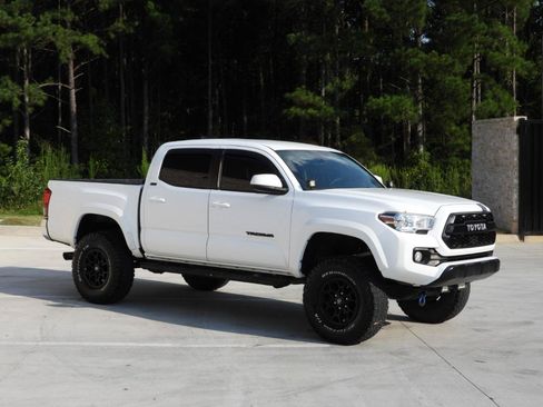 Used 2021 Toyota Tacoma SR5 RWD image 42