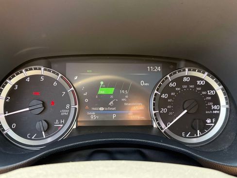 Used 2023 Toyota Highlander XLE AWD/4WD image 38