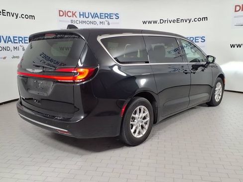 Used 2023 Chrysler Pacifica Touring-L FWD image 4