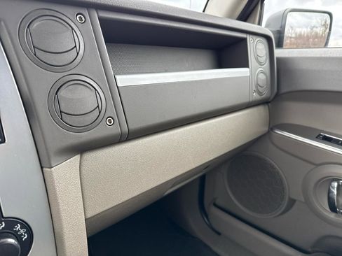 Used 2009 Jeep Commander Sport image 14