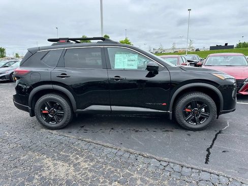 Used 2026 Nissan Rogue SV AWD/4WD image 2