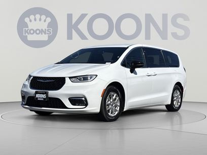 Used 2025 Chrysler Pacifica Select