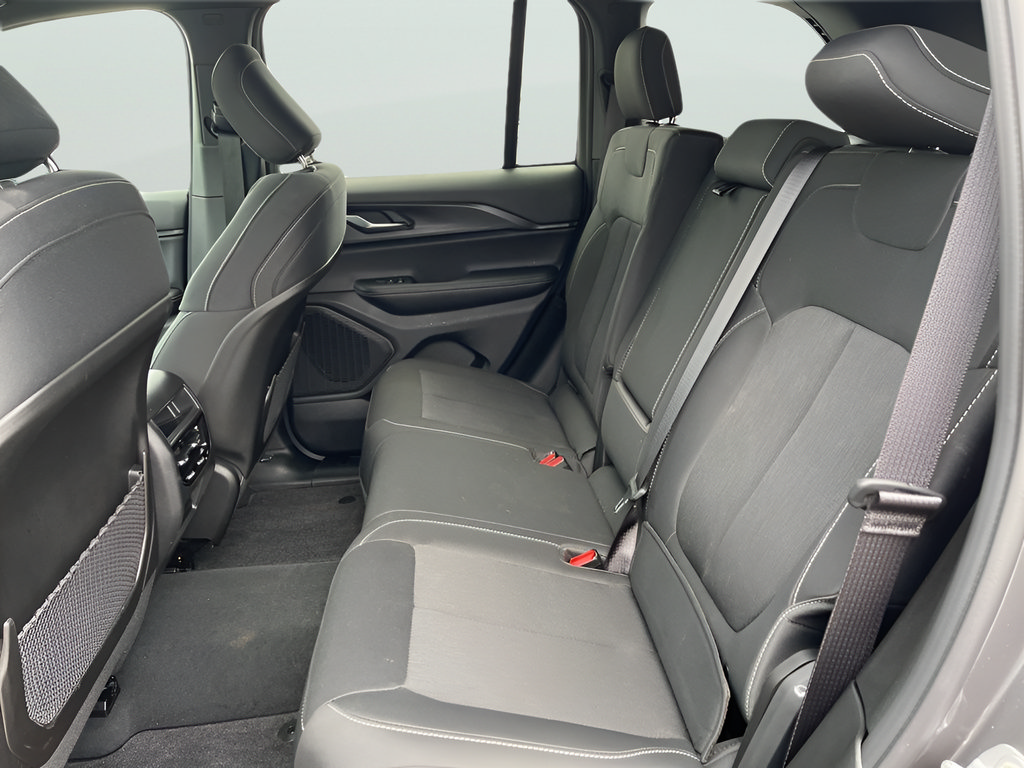 Used 2025 Jeep Grand Cherokee Laredo X RWD image 16