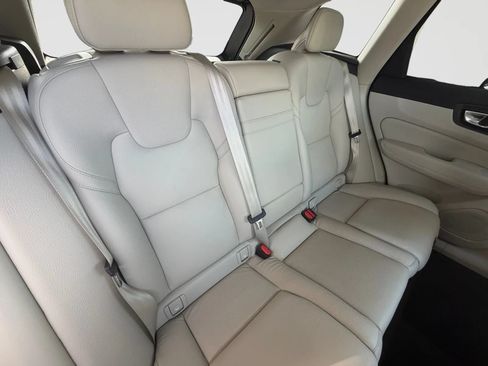 Used 2022 Volvo XC60 B5 Momentum w/ Climate Package AWD/4WD image 18
