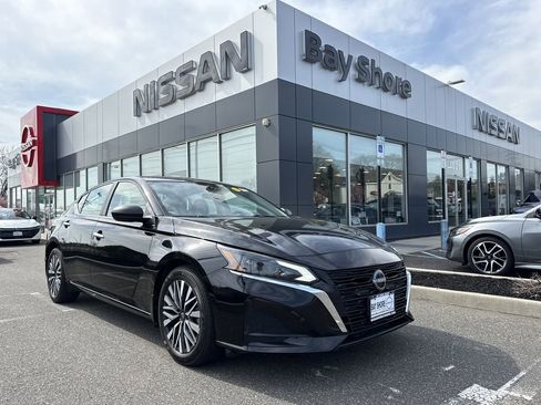 Certified 2025 Nissan Altima 2.5 SV FWD image 1