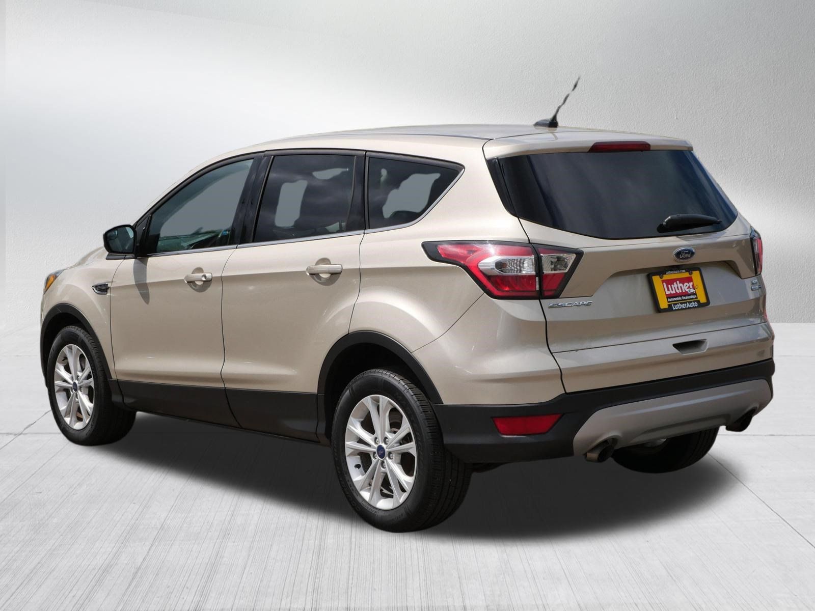 Used 2017 Ford Escape SE w/ SE Cold Weather Package AWD/4WD image 5