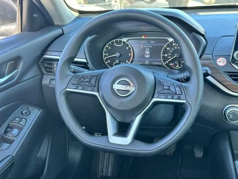 Used 2024 Nissan Altima 2.5 SV FWD image 15
