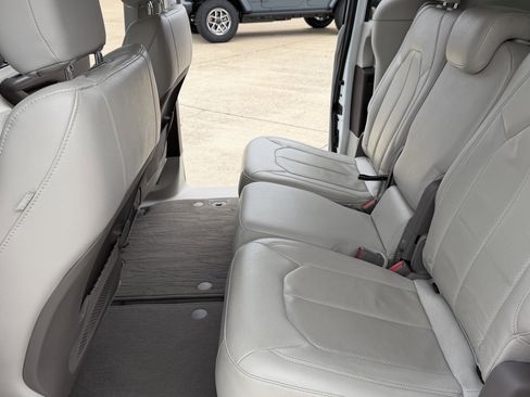 Used 2020 Chrysler Pacifica Touring-L w/ Advanced Safetytec Group image 29