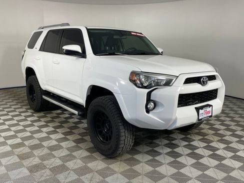 Used 2017 Toyota 4Runner SR5 AWD/4WD image 27